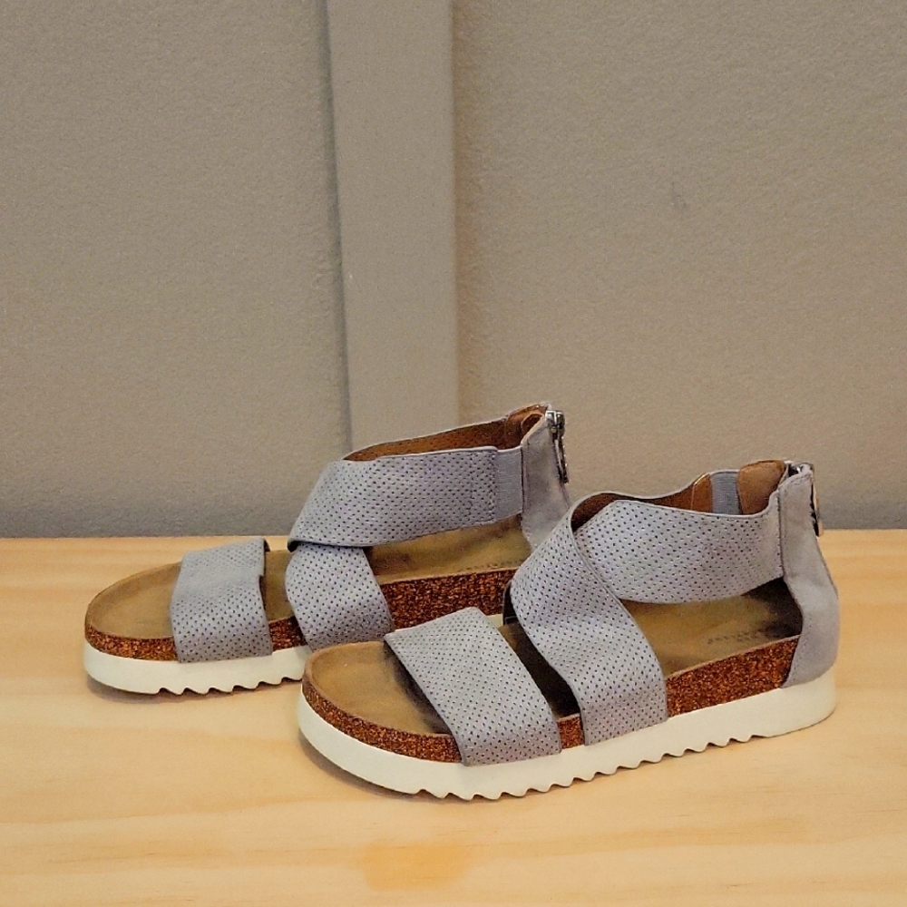 New Direction Woman Size 6.5 Sandals in Gray